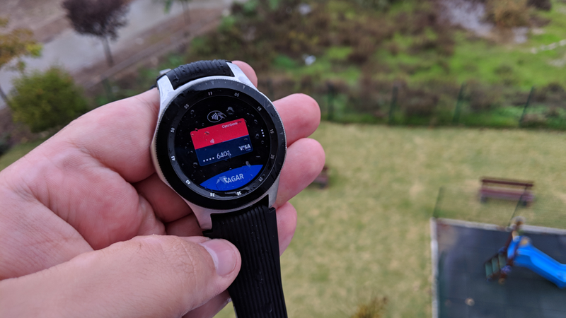 Se puede acceder a Samsung Pay manteniendo pulsado el botón atrás